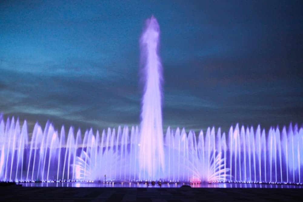 Construction of the floating fountain system that has already fascinated countless visitors.